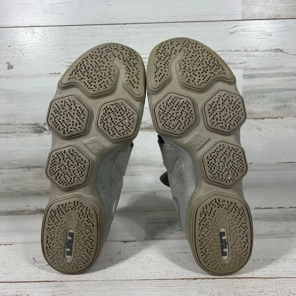Nike Lebron James Mens 11.5 silver‎